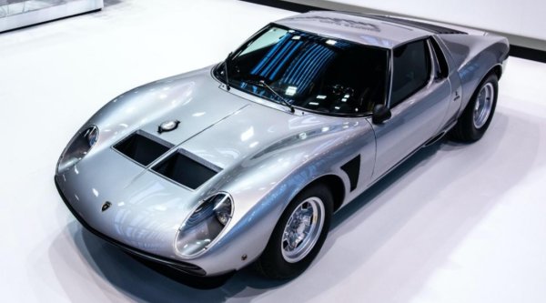 Ferrari не е единствената италианска марка, към която Кейдж има слабост. Актьорът притежава няколко Lamborghini през годините. Най-известният от тях несъмнено е Miura P400 SVJ от 1971-а., номер на шасито 4934, който някога е принадлежал на шаха на Иран. В един момент диктаторът е бил  от най-големите колекционери на автомобили в света, но след свалянето на режима му през 1979 г. всичко е конфискувано от новото правителство.

Колата беше изложена на търг в Женева през 1997 г. и продадена за 446 820 долара, почти двойно повече от прогнозната си стойност - точно на Никълъс Кейдж. Това е един от само четирите SVJ, създавани някога. И по времето, когато Кейдж го е купи,  няма и 3000 километра. Актьорът пазеше колата до 2004 г., когато е закупена от английски колекционер.